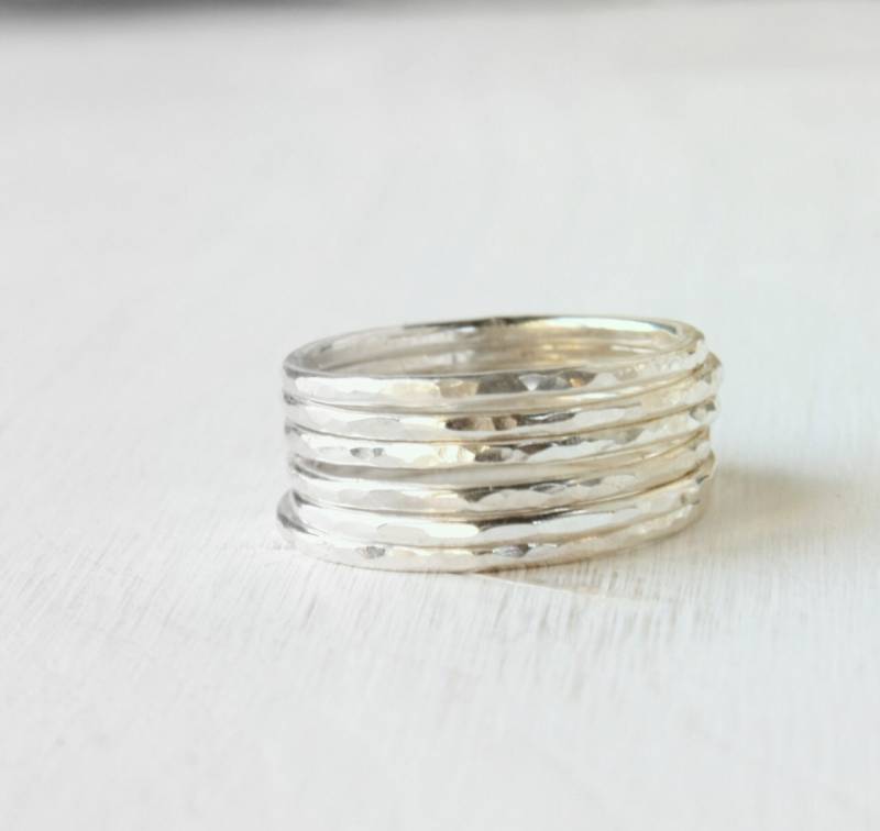 Sechs Stapelringe/Gehämmerte Ringe in Glänzendem Silber, Dünne Bandringe, Einfache, Stapelbare Ringe, Moderne Handarbeit Sechs Stapelringe/Gehämmerte Ringe in Glänzendem Silber, Dünne Bandringe, Einfache, Stapelbare Ringe, Moderne Handarbeit von SilverLinesJewelry