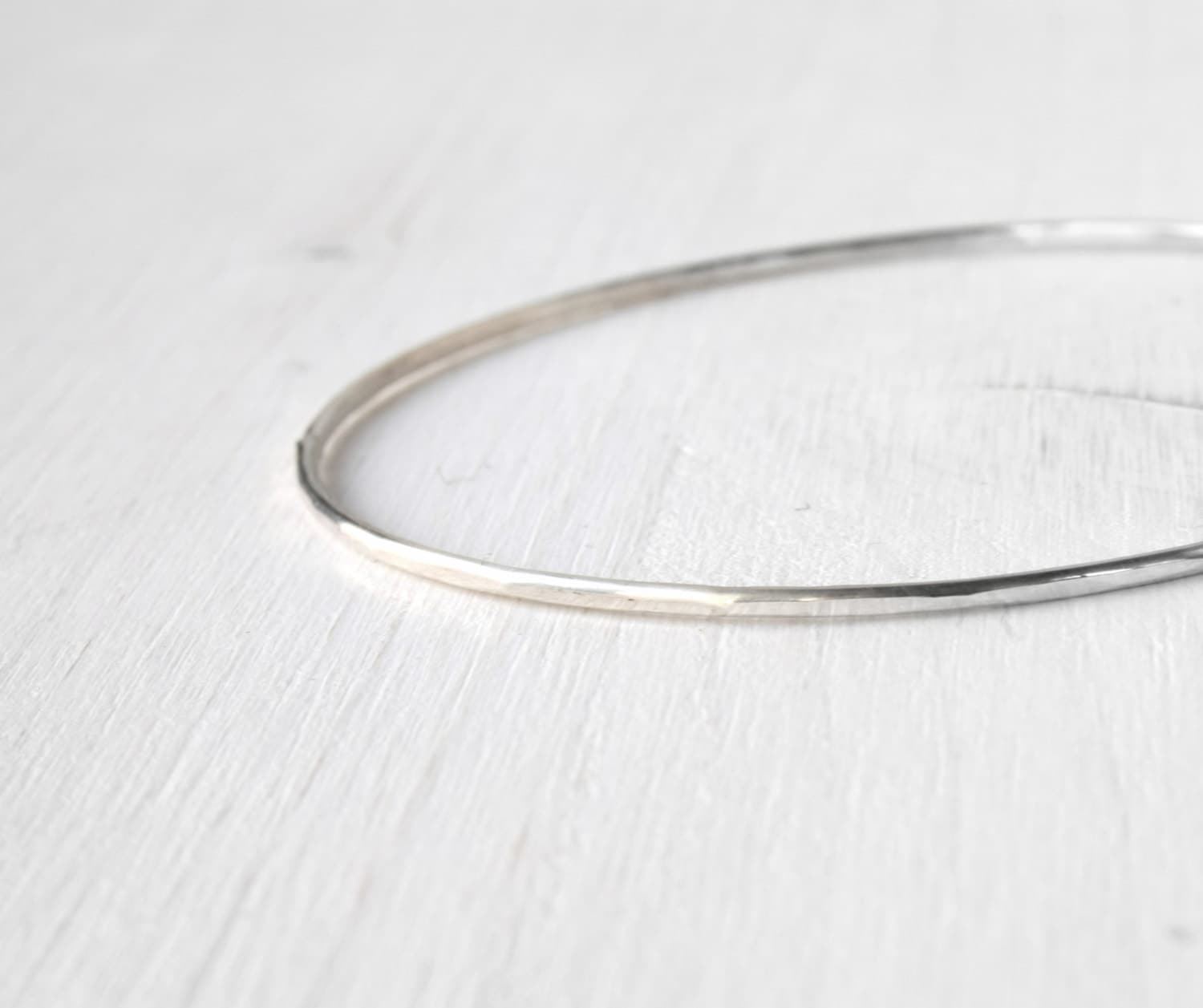 Silber Armreif, Dünner Gehämmerter Glänzender Armreif Silber Armreif, Dünner Gehämmerter Glänzender Armreif von SilverLinesJewelry