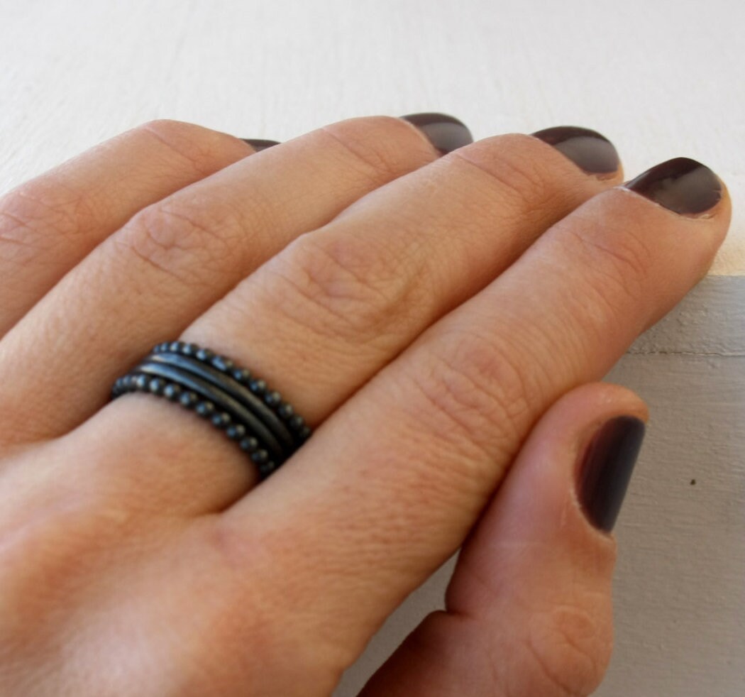 Vier Silber/Perlen Ringe Mit Gehämmerten Ringen Stapeln in Silber Schwarz Satz Von Vier Handmade Vier Silber/Perlen Ringe Mit Gehämmerten Ringen Stapeln in Silber Schwarz Satz Von Vier Handmade von SilverLinesJewelry