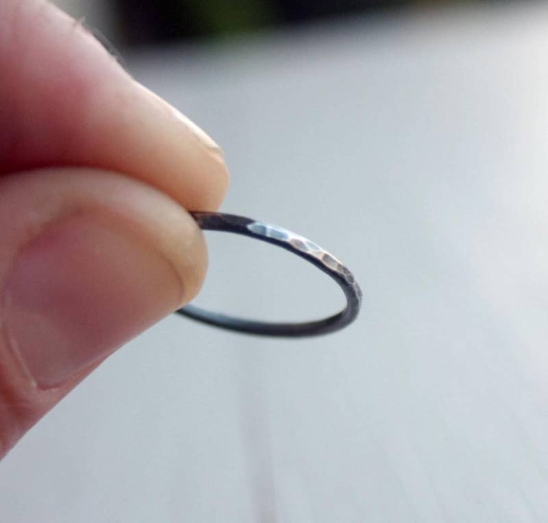 stapelring Silber, Gehämmerter Silberring, Schmaler Schlichter Handarbeit von SilverLinesJewelry