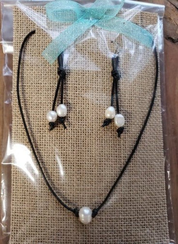 Geschenk Verpackt Leder Und Perle Halskette Ohrringe Set Geschenk Verpackt Leder Und Perle Halskette Ohrringe Set von SilverLiningMarket