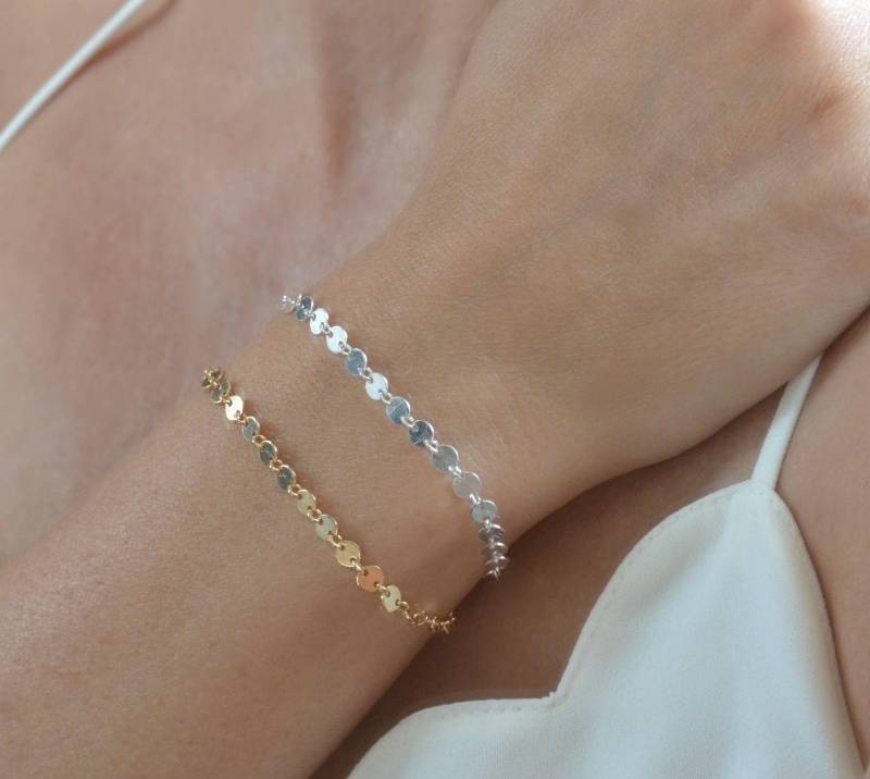 Disc Armband, Gold Pailletten Münze Jeden Tag Zierliche Layering Silber Geschenke Für Sie, Brautjungfer Geschenk von SilverLotusDesigns