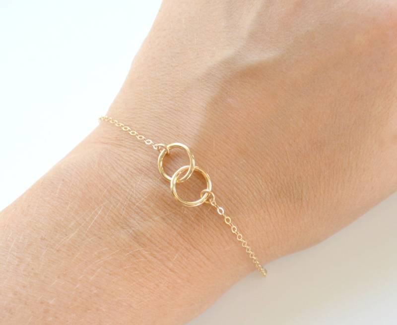 Gold Interlocking Armband, Brautjungfer Schmuck, Hochzeitsschmuck, Alltag Einfaches Goldringe Infinity Mutter Geschenk von SilverLotusDesigns