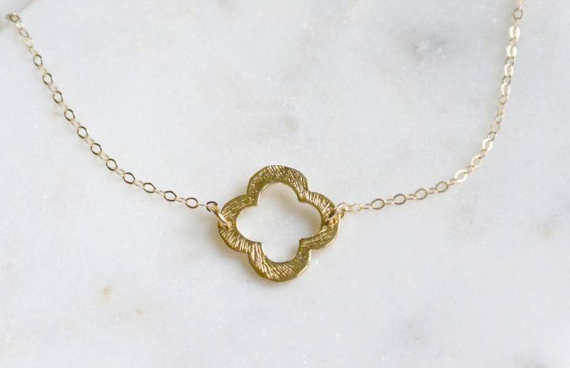 Gold Klee Halskette, Layering Brautjungfer Geschenke, Schmuck, Vier Blatt Glück Einfache Halskette von SilverLotusDesigns