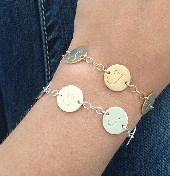 Initial Charm Armband, Gold Oder Silber Custom 1 2 3 4 5 6 Gravierte Discs, Personalisierte Disc Großmutter Mom Armband von SilverLotusDesigns