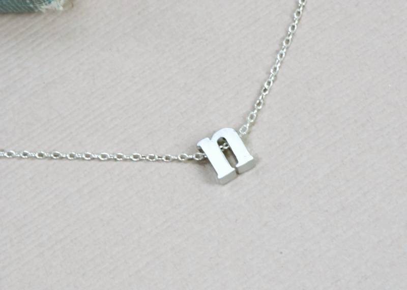 Initial Halskette, Silber Personalisierte Schmuck, Monogramm Charm, Kleine Namen Halskette von SilverLotusDesigns