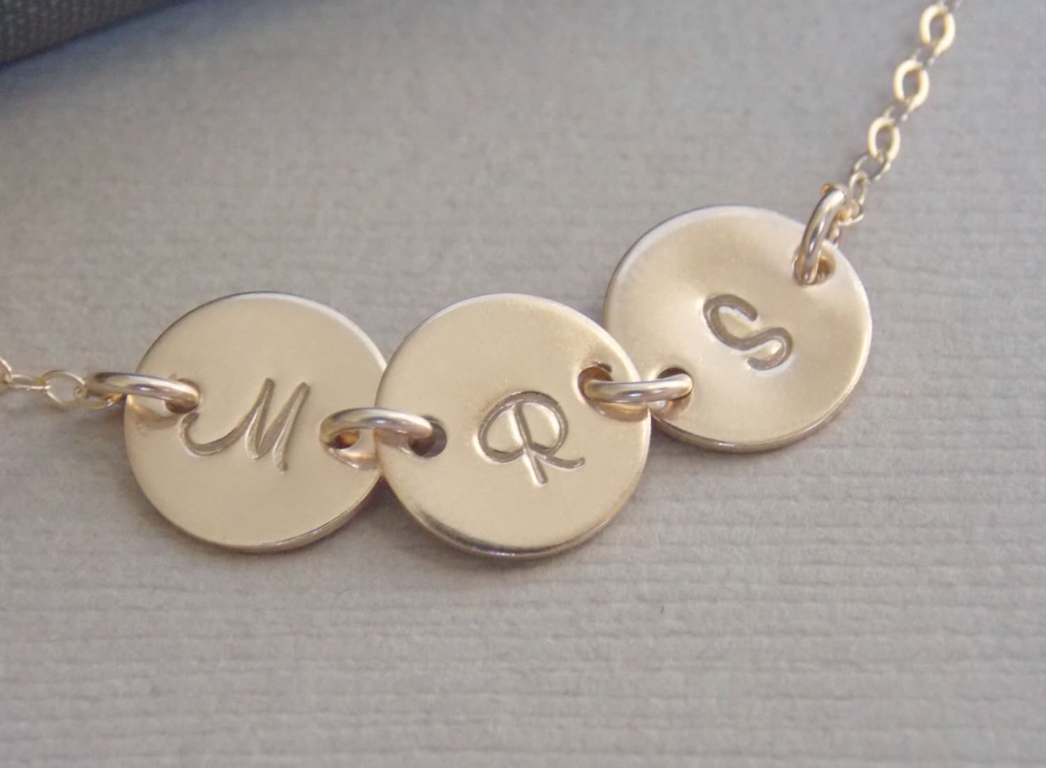 Kleine Initiale Disc Gold Halskette, Personalisierte Mutter Schwester Familie Kinder Beste Freunde 1 2 3 4 5 6 7 8 Discs von SilverLotusDesigns