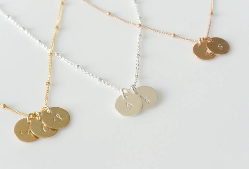 Mütter Anfang Halskette, Zierliche Personalisierte Monogramm Silber Gold Roségold Buchstabe Charm, Satelliten Kettenhalskette von SilverLotusDesigns