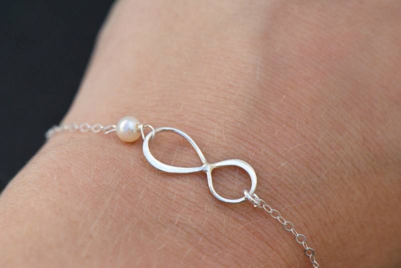 Perle Infinity Armband, Sterling Silber Kleine Zarte Hochzeitsschmuck, Brautjungfer Schmuck von SilverLotusDesigns