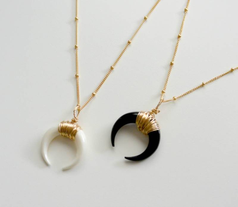 Perlen Kette Horn Halskette, Doppel Gold Halbmond Layered Boho Silber Knochen Halskette von SilverLotusDesigns