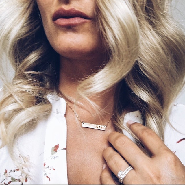 Personalisierte Bar Halskette, Benutzerdefinierte Name Mütter Schmuck, Erste Silber 14K Gold Fill Weihnachtsgeschenk von SilverLotusDesigns