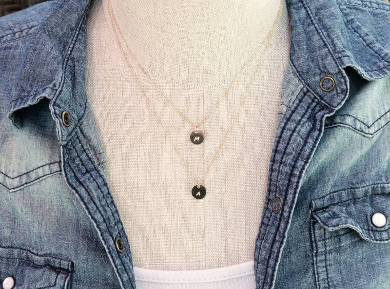 Personalisierte Gold Layering Halskette // Doppelstrang Paare Schmuck Zwei Initialen Mutter von SilverLotusDesigns