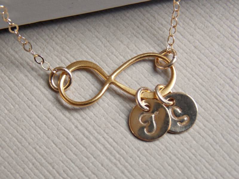 Personalisierte Infinity Halskette, 14K Gold Fill Zwei Initiale Mutter Brautjungfern Schmuck von SilverLotusDesigns