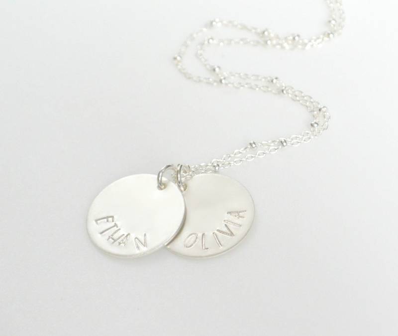Personalisierte Mütter Halskette, Namen Hand Gestempelt Namenskette, Neue Mutter Sterling Silber Name Anhänger, Weihnachtsgeschenk von SilverLotusDesigns