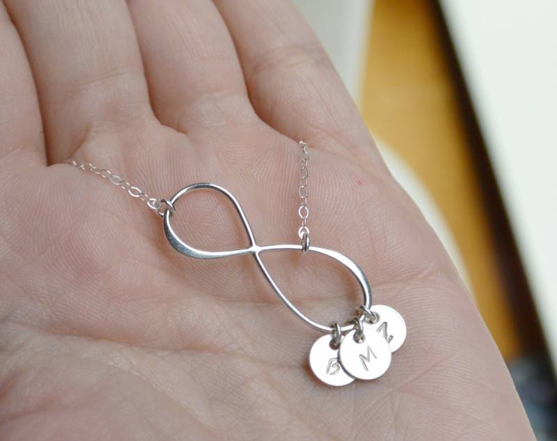 Personalisiertes Infinity Armband Mit Initialen, Mutter Armband, Sterling Silber Initial Familien Schwestern, Beste Freunde von SilverLotusDesigns