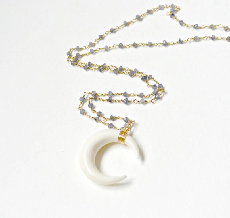 Seitlich Doppel Horn Halskette, Halbmond Geschnitzte Knochen Edelstein Perlen Kette Gold Oder Silber Schmuck von SilverLotusDesigns