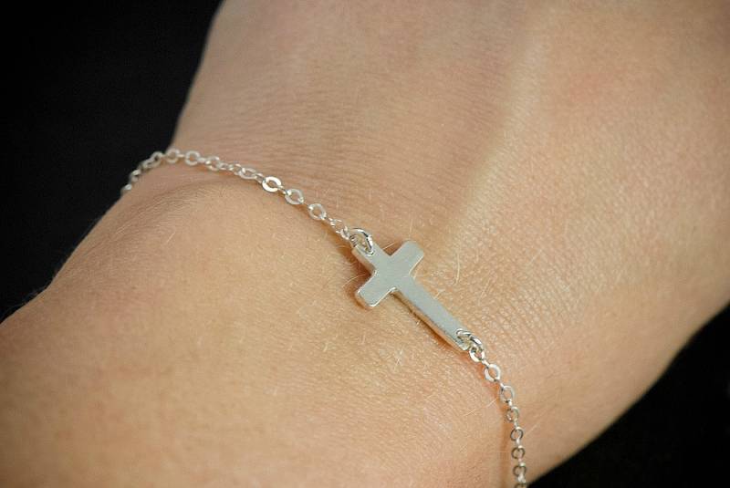 Seitlich Kreuz Armband, Winzig Und Zierlich Solide Sterling Silber Kleine Religiöse Seite Armband von SilverLotusDesigns