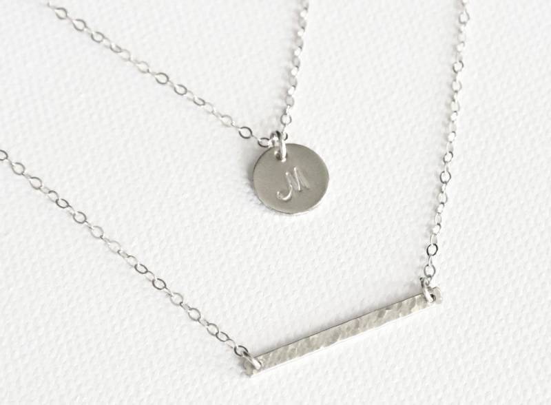 Silber Doppelstrang Initial Kette/Personalisierte Halskette Initiale Disc Und Bar Mutter Layered Set von SilverLotusDesigns