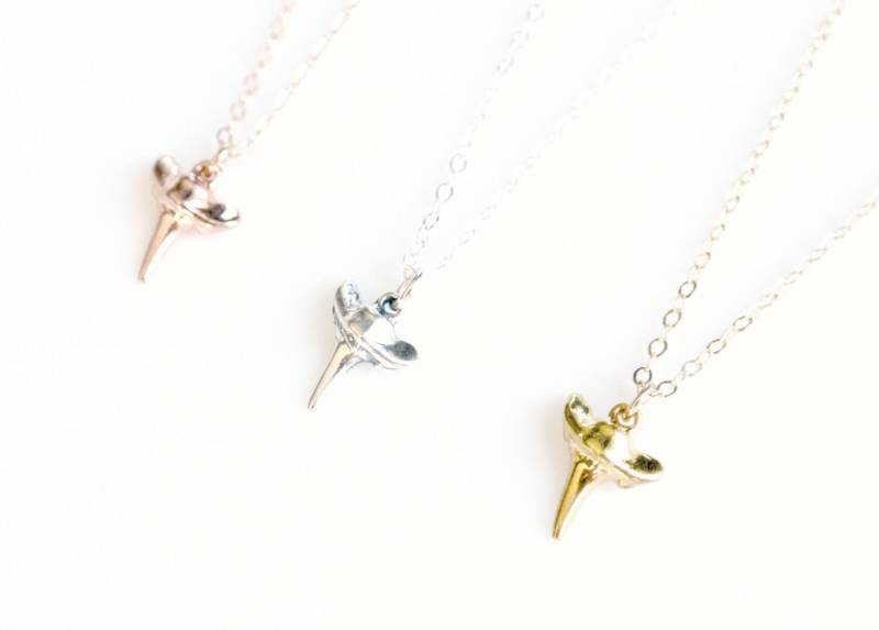 Winzige Hai Zahn Halskette, Jewerly, Gold Silber Rose Zahn, Zarte Jeden Tag Mini Layering Halskette von SilverLotusDesigns