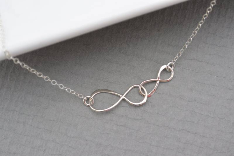 sterling Silber Doppel Infinity Halskette, Mutter Und Tochter Ineinandergreifende Brautjungfer Schmuck, Zierliche Halskette von SilverLotusDesigns