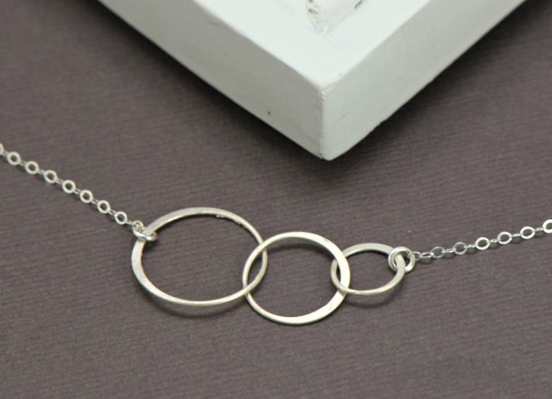 sterling Silber Kreise Halskette - Familie Schmuck, Paare Halskette, Frau, Schwestern Verbunden Ringe von SilverLotusDesigns