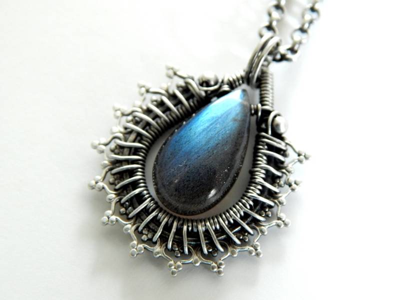 Draht Gewickelt Labradorit Anhänger Halskette, Oxidiertes Sterling Silber von SilverManiaStudio