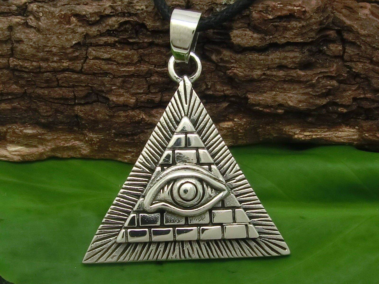 Egyptian Egypt Pyramid All-Seeing Evil Eye Illuminati Sterling Silver Charm Pendant Egyptian Egypt Pyramid All-Seeing Evil Eye Illuminati Sterling Silver Charm Pendant von SilverManiaUK