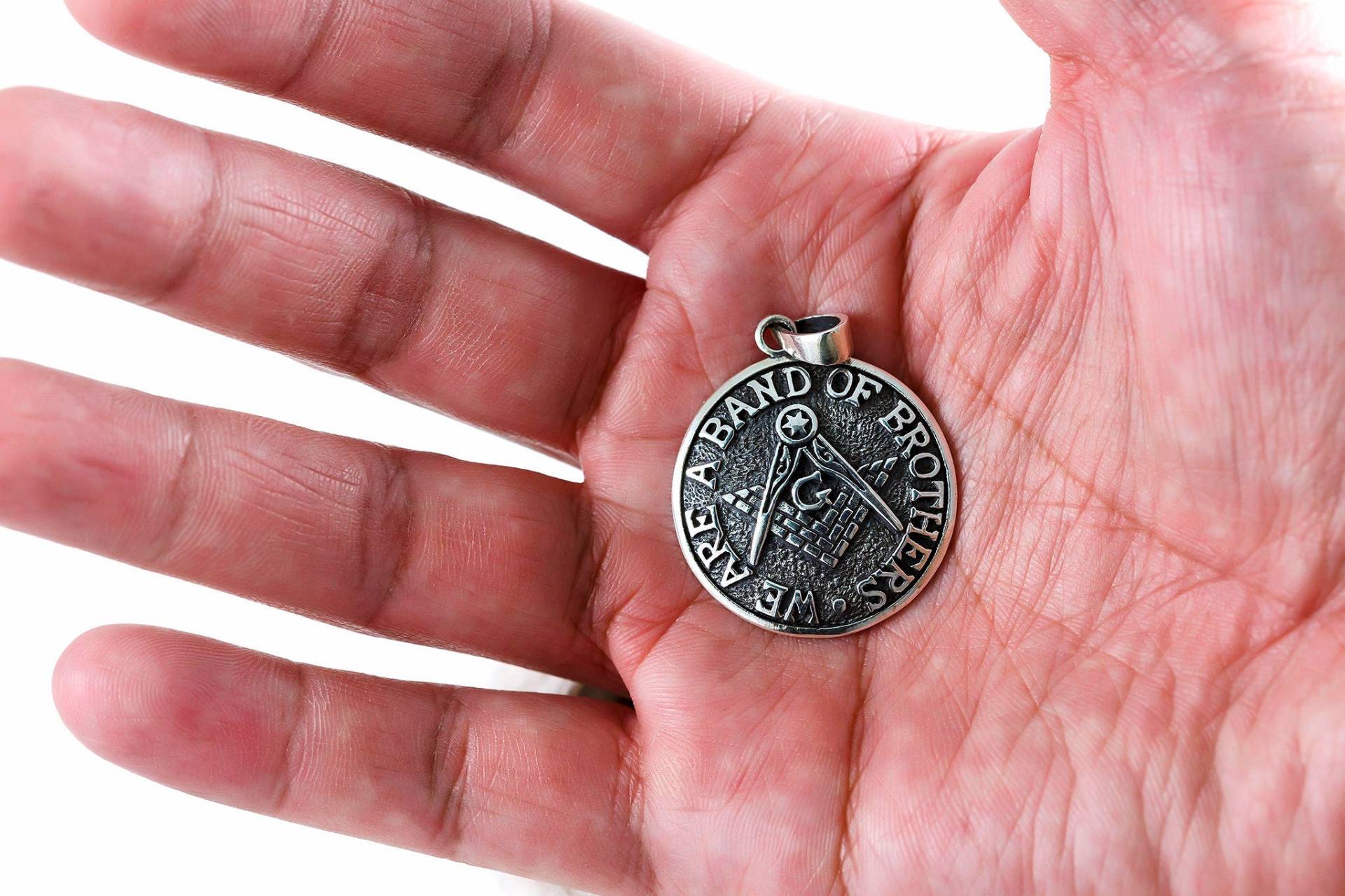 Masonic Freemason Compass We Are A Band Of Brothers Sterling Silver Coin Charm Pendant Masonic Freemason Compass We Are A Band Of Brothers Sterling Silver Coin Charm Pendant von SilverManiaUK