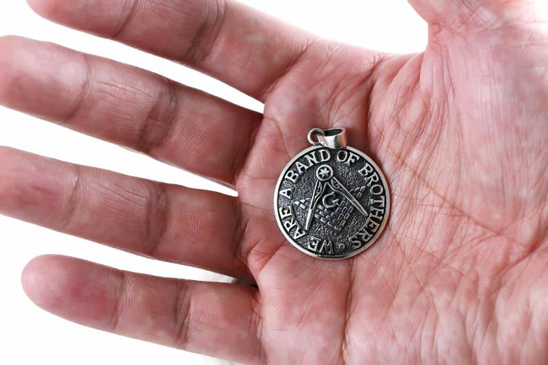 Masonic Freemason Compass We Are A Band Of Brothers Sterling Silver Coin Charm Pendant Masonic Freemason Compass We Are A Band Of Brothers Sterling Silver Coin Charm Pendant von SilverManiaUK