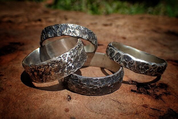Einzigartige Gehämmert Strukturierte Rustikale Robuste Oxidierte Beunruhigt Silber Ring/Band Us-Größen von SilverMillStudio