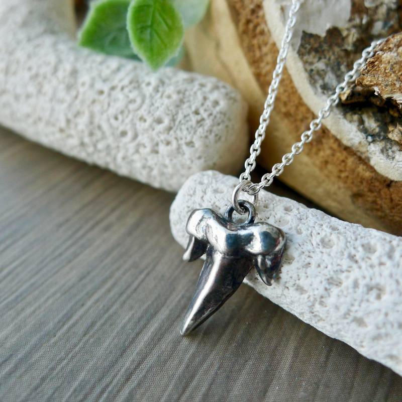 Haifischzahn-Halskette, Sterlingsilber, Silberner Haizahn, Kleiner Zahn, Moderner Hai, Scharfer Eckzahn Haifischzahn-Halskette, Sterlingsilber, Silberner Haizahn, Kleiner Zahn, Moderner Hai, Scharfer Eckzahn von SilverMooseArts