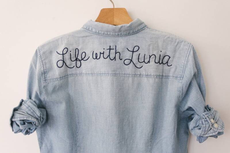 Anpassen/Personalisieren Hand Besticktes Chambray Shirt - Pferdeshow Reitstil Braut, Die Bereit Ist Made To Order Anpassen/Personalisieren Hand Besticktes Chambray Shirt - Pferdeshow Reitstil Braut, Die Bereit Ist Made To Order von SilverOaksFarm