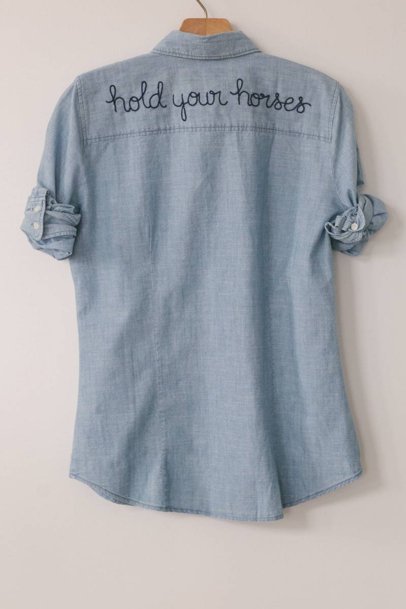 Handbesticktes Chambray Jeanshemd - "Hold Your Pferde' Handbesticktes Chambray Jeanshemd - "Hold Your Pferde' von SilverOaksFarm