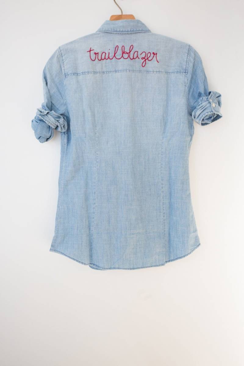 Handbesticktes Chambray Jeanshemd - "Trailblazer' Final Sale Handbesticktes Chambray Jeanshemd - "Trailblazer' Final Sale von SilverOaksFarm