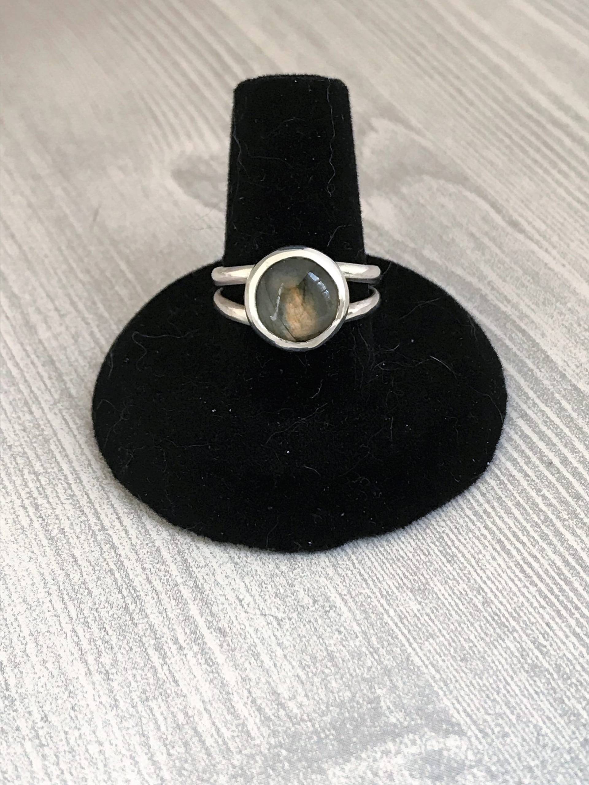 Frühling Grün Ring - Labradorit Und Sterling Silber Pfau Studio von SilverPeacockStudio