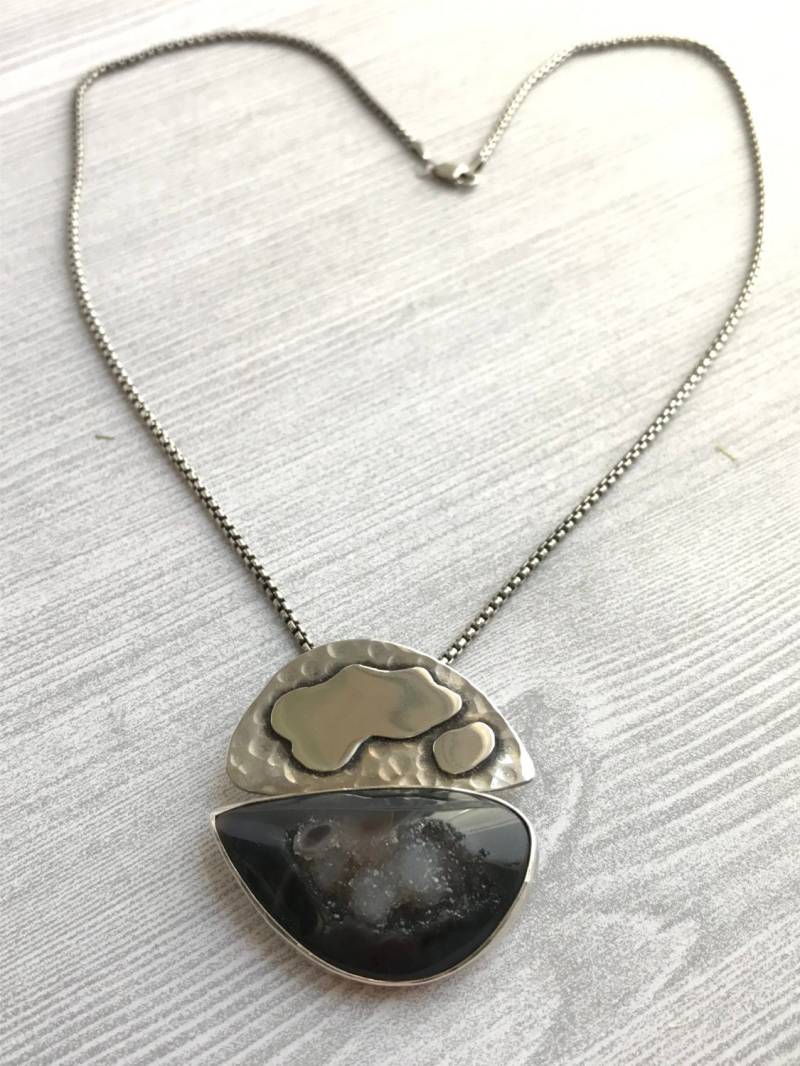 Mondschein Reflexionen Halskette - Druzy Quarz Anhänger, Oxidiertes Silber, Einzigartige Halskette, Statement-Stück, Silber Pfau Studio von SilverPeacockStudio