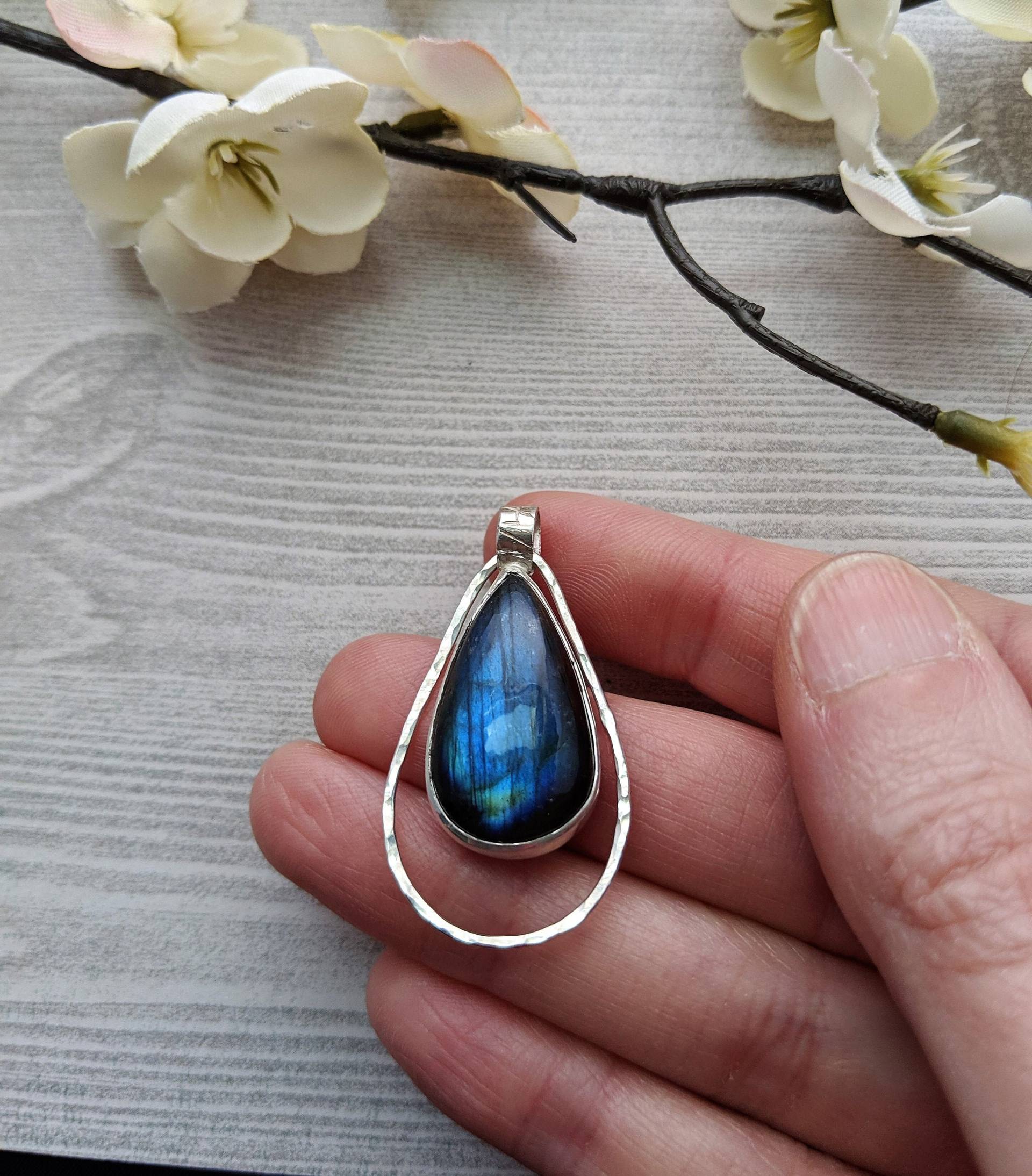 Regentropfen in Der Sonne Anhänger - Labradorit Silber Und Pfau Studio von SilverPeacockStudio