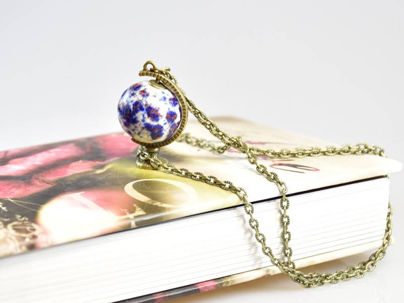 Keramik Anhänger Halskette Globe, Globus Charme, Antike Bronze Farbe von SilverPointCrafts