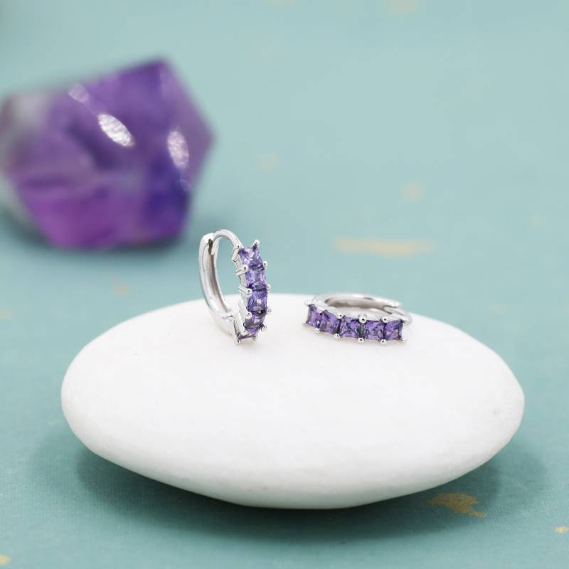 Amethyst Lila Cz Huggie Hoop in Sterling Silber, Silber Oder Gold, Minimalist Einfache Creolen von SilverRainSilver