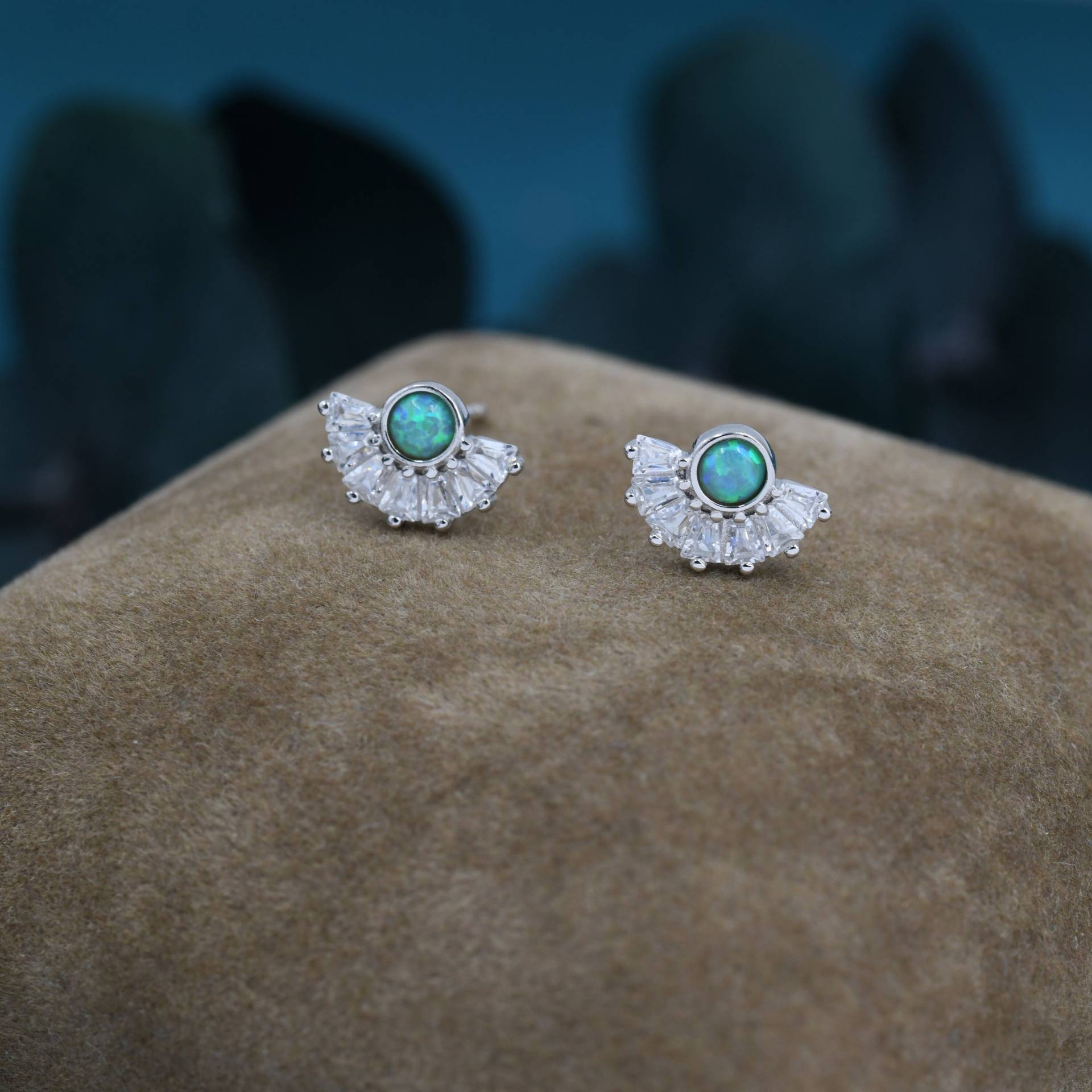 Art-Deco-Stil Grüner Opal Fächer Ohrstecker in Sterling Silber, Silber Oder Gold, Kronen-Opal-Ohrringe, Kleine Feueropal-Ohrringe Art-Deco-Stil Grüner Opal Fächer Ohrstecker in Sterling Silber, Silber Oder Gold, Kronen-Opal-Ohrringe, Kleine Feueropal-Ohrringe von SilverRainSilver