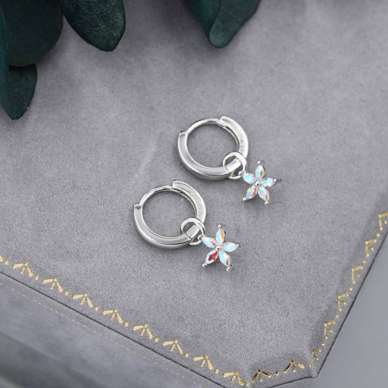 Aurora Color Flower Cz Huggie Hoop in Sterling Silber, Silber Oder Gold, Farbwechsel Blumen Creolen, Abnehmbar Und Austauschbar von SilverRainSilver