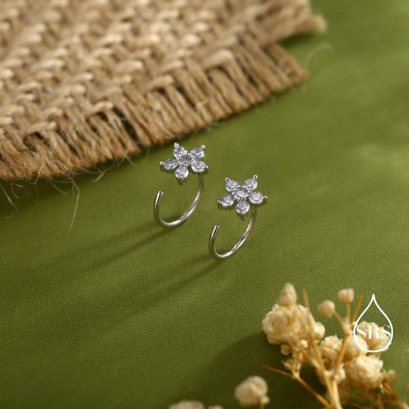 Cz Flower Huggie Creolen in Sterling Silber, Gold Oder Threader Creolen, Durchziehen, C Form von SilverRainSilver