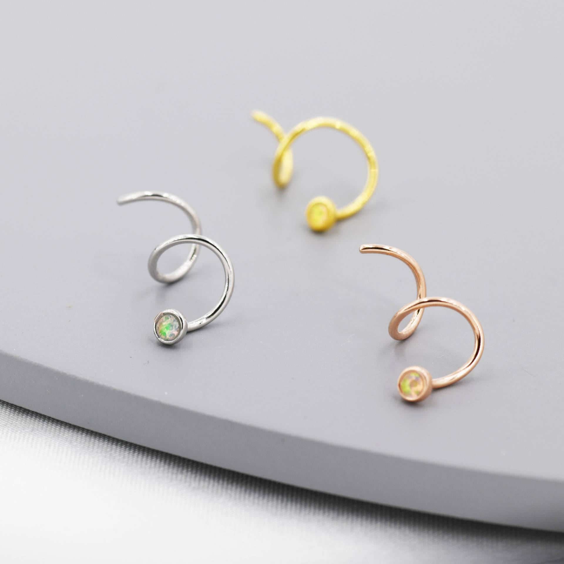 Doppelspiral-Opalohrring Aus Sterlingsilber Für Doppelohrlöcher, Doppelpiercing-Ohrringe, Spiralreifen Mit Winzigen Opalen von SilverRainSilver