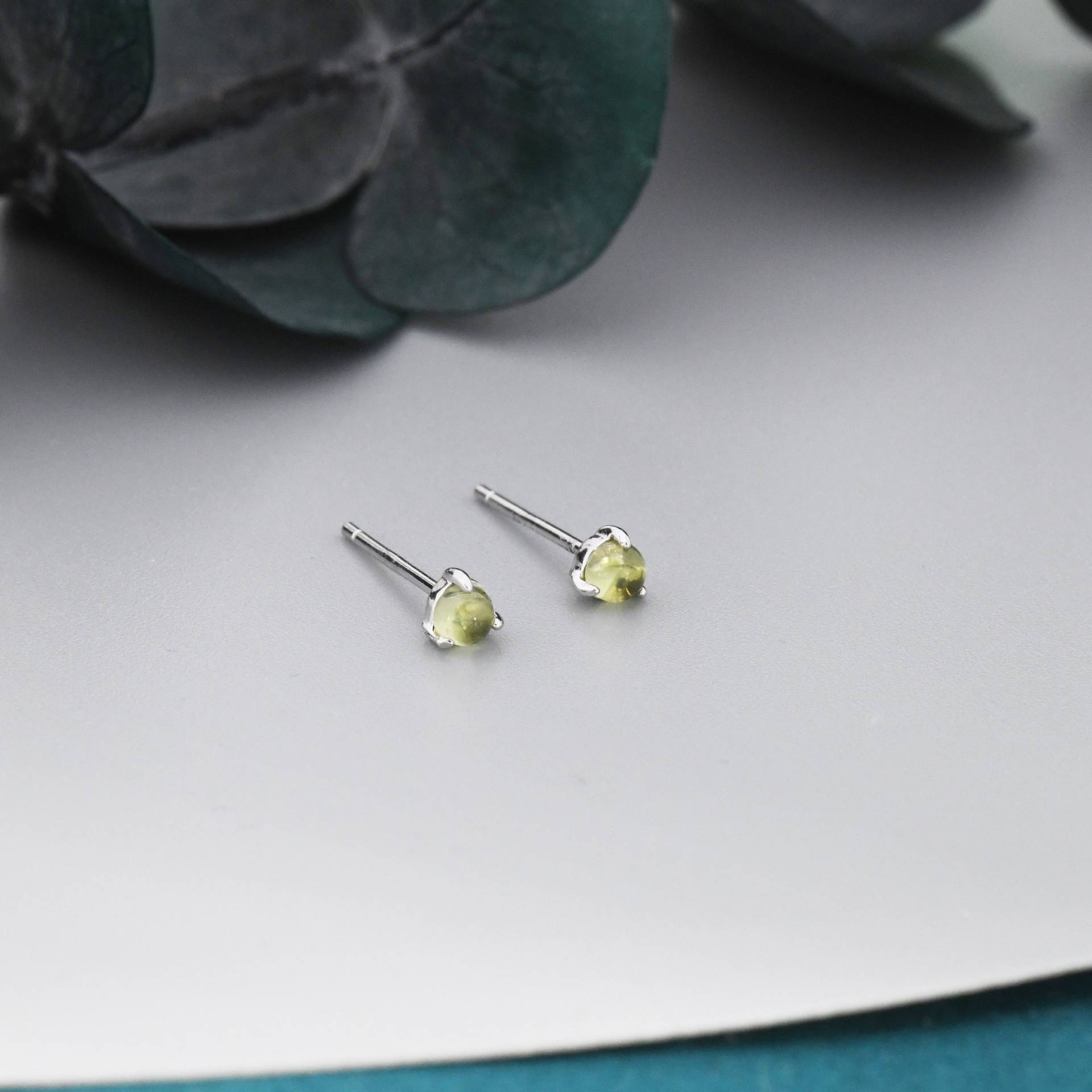 Echte Grüne Peridot 3mm Kleine Ohrstecker in Sterling Silber, Echte Kristalle Bolzen, Halbedelstein, Einfach, Minimalistisch von SilverRainSilver