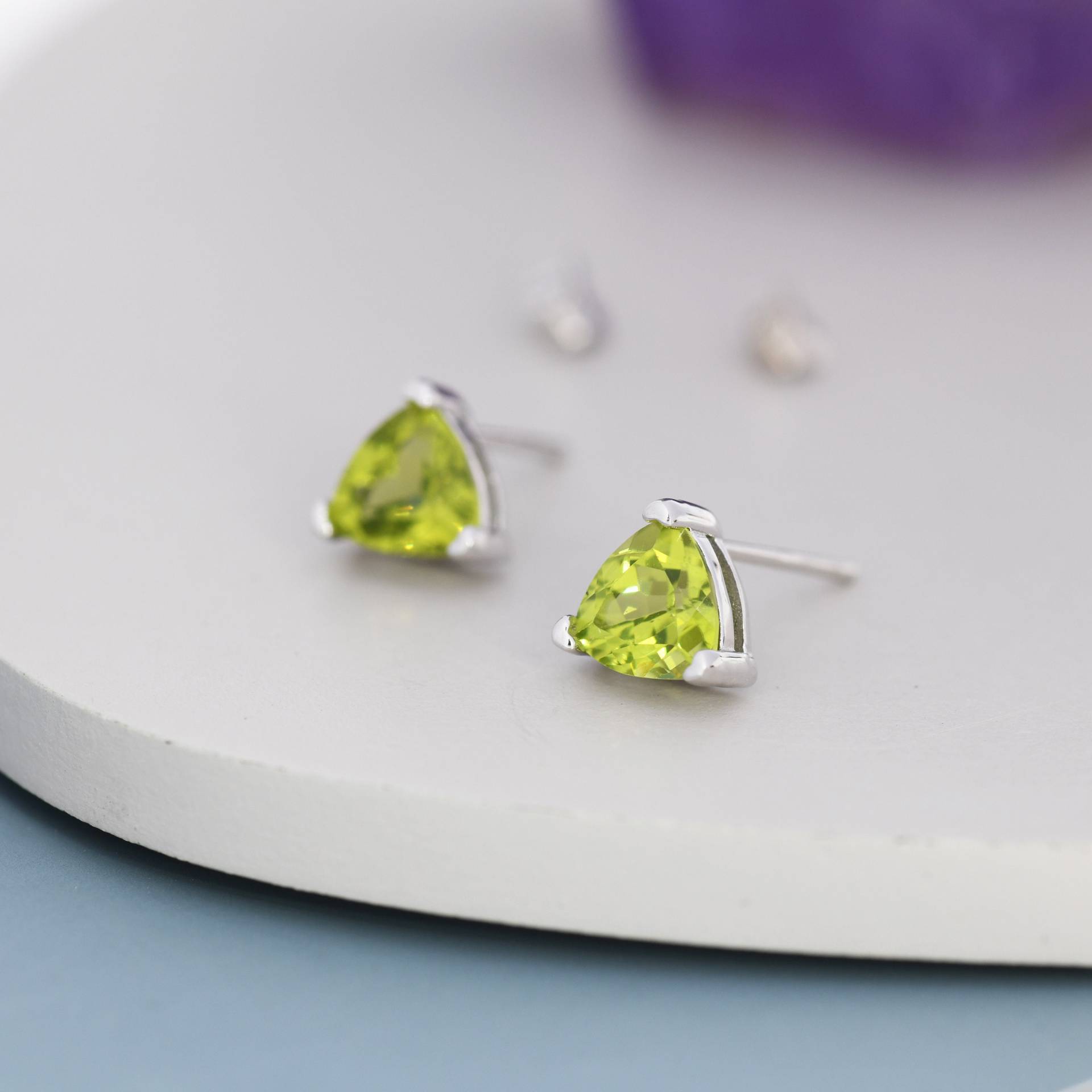 Echte Peridot Trillion Cut Ohrstecker in Sterling Silber, 6mm Cut, Große Ohrstecker, Natur Und Unbehandelt von SilverRainSilver