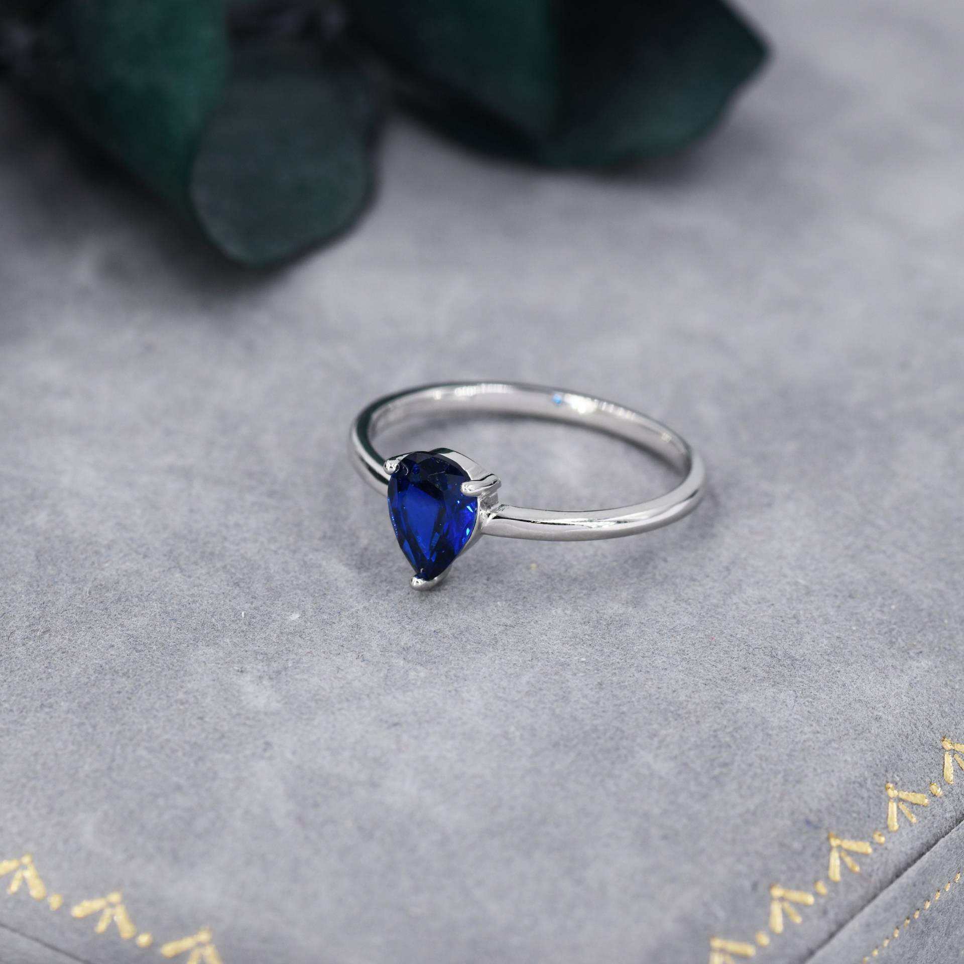 Erstellt Blauer Saphir Tropfen Ring in Sterling Silber, 4x6mm, Brisuren Set Pear Cut, Einstellbare Größe, Blauer Korund Ring, September Geburtsstein von SilverRainSilver
