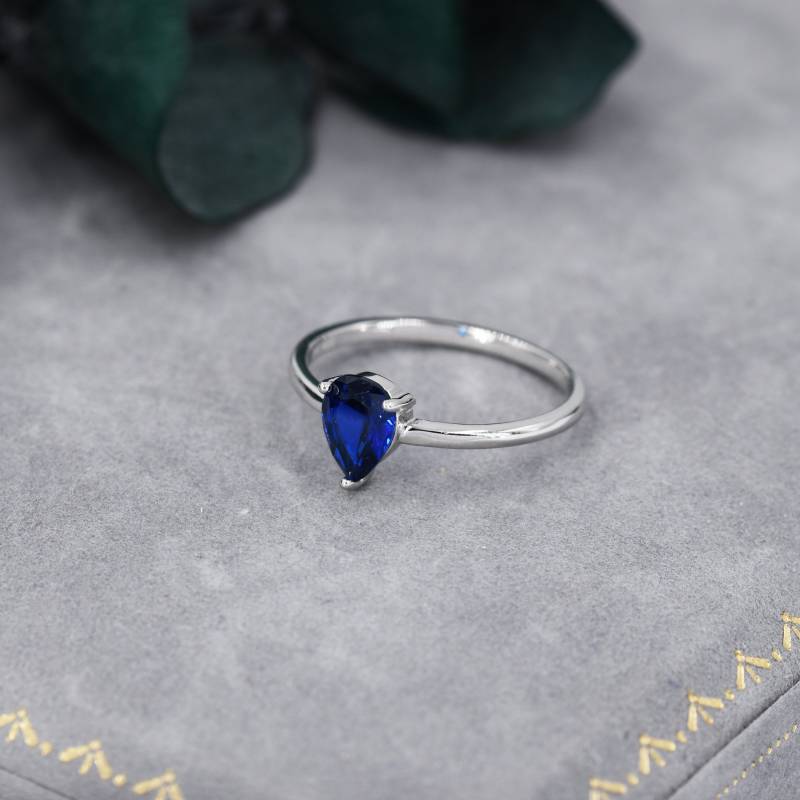 Erstellt Blauer Saphir Tropfen Ring in Sterling Silber, 4 X 6 Mm, Brisuren Set Pear Cut, Größenverstellbar, Korund Ring, September Geburtsstein von SilverRainSilver