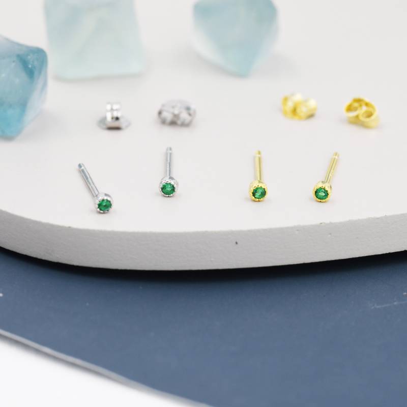 Extra Kleine 2 Mm Smaragdgrün Cz Ohrstecker in Sterling Silber, Kaum Sichtbare Ohrringe, Stapeln Extra von SilverRainSilver