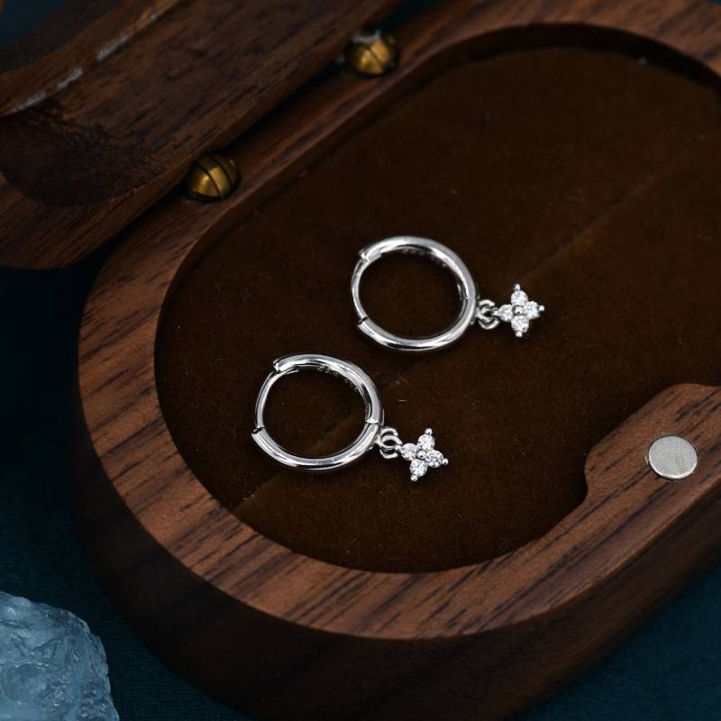 Extra Kleine Hortensie Blume Cz Huggie Hoop Ohrringe in Sterling Silber, Silber Oder Gold Rose von SilverRainSilver