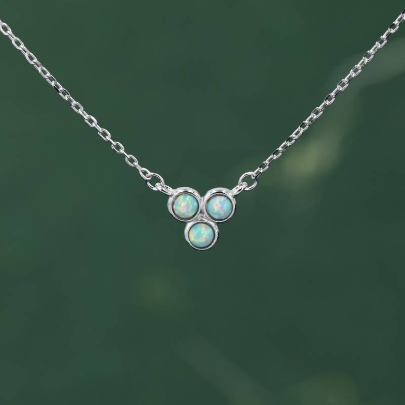 Kleine Grüne Opal Trio Anhänger Halskette in Sterling Silber, Grüner Opal, Kleine Halskette, Drei Labrador von SilverRainSilver